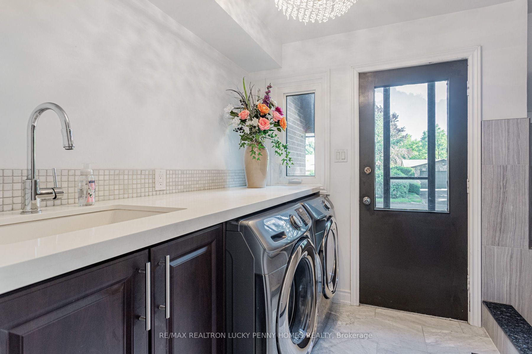 6 Village Squire Lane