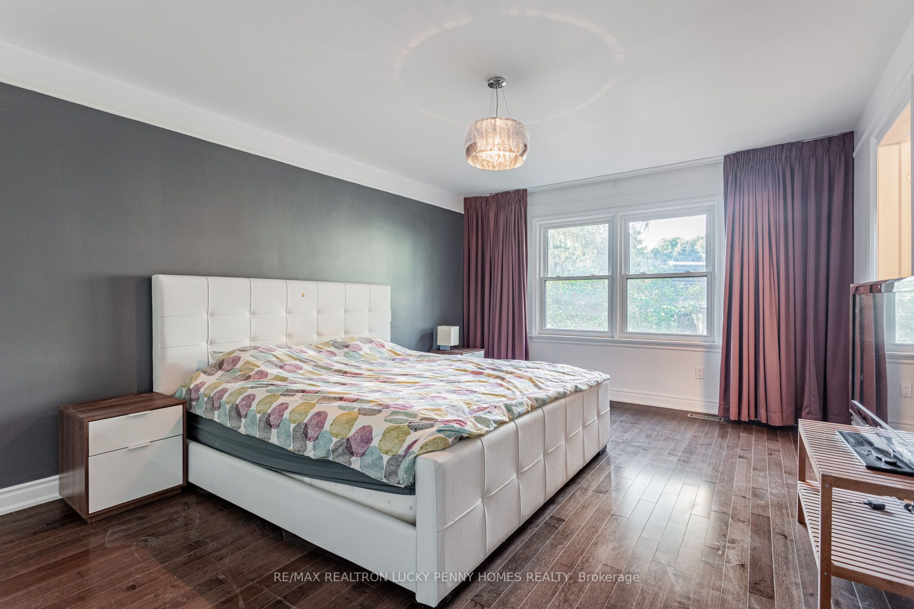 6 Village Squire Lane