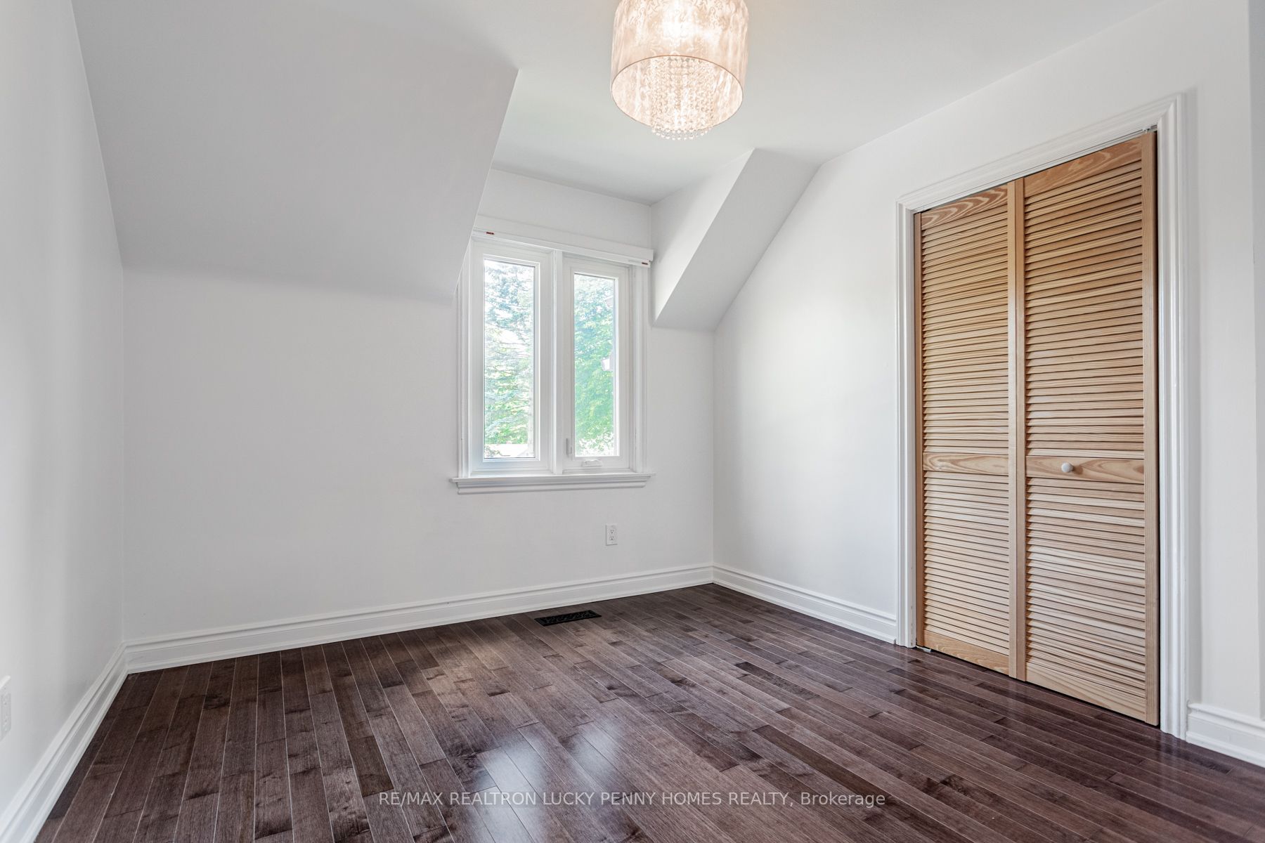 6 Village Squire Lane