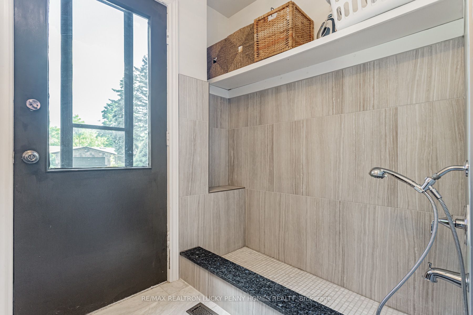 6 Village Squire Lane