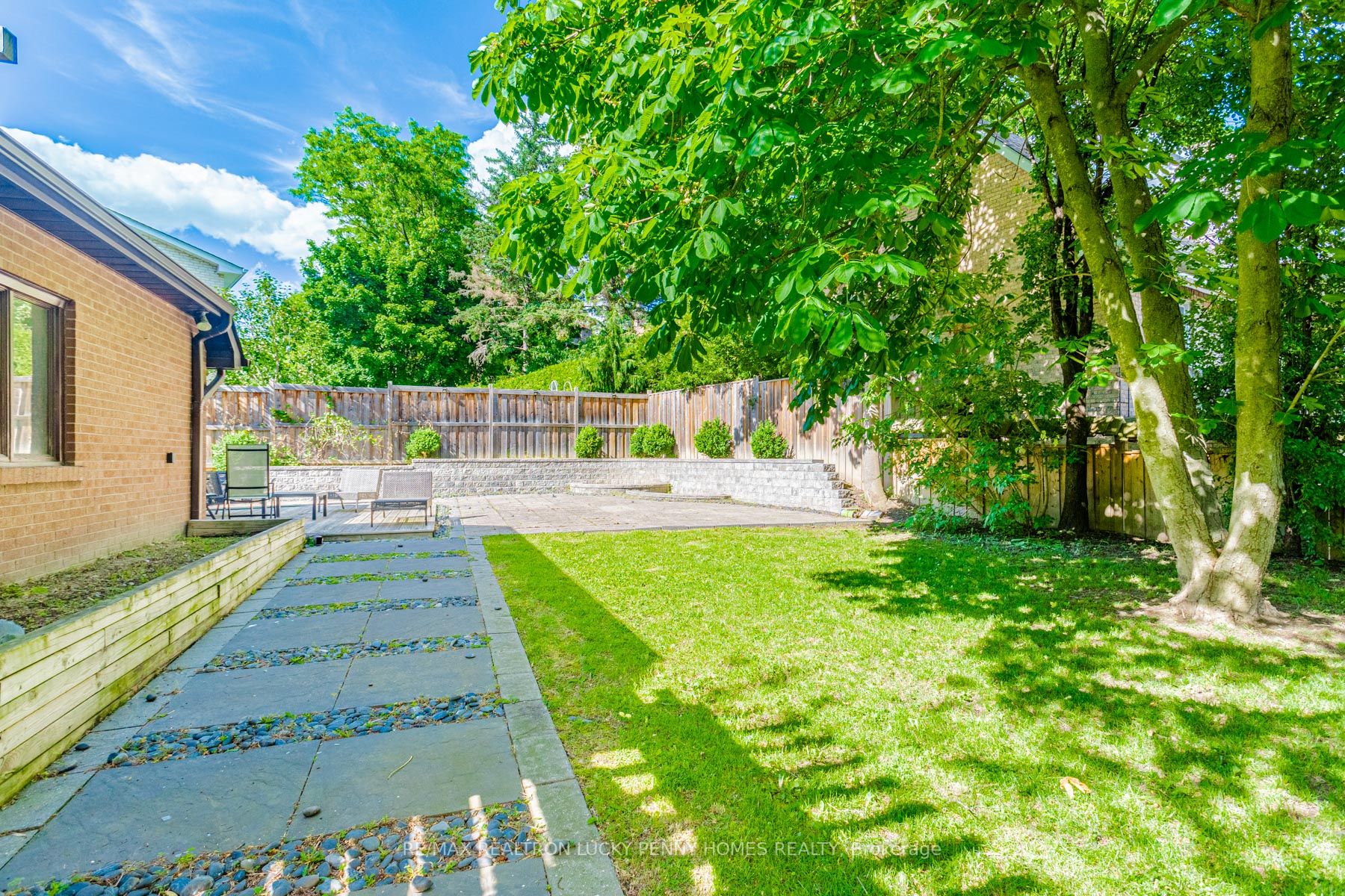 6 Village Squire Lane