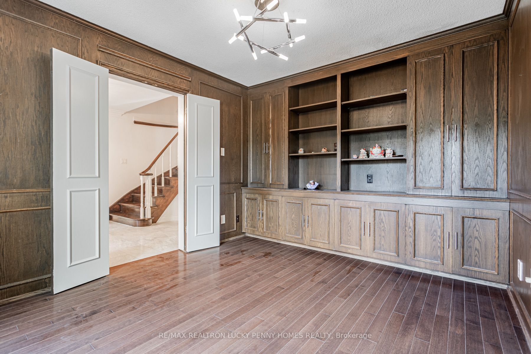 6 Village Squire Lane
