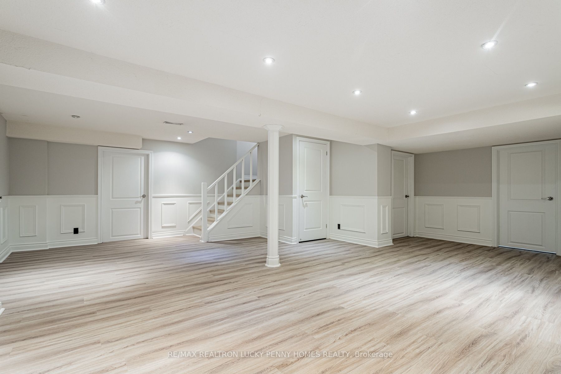 6 Village Squire Lane