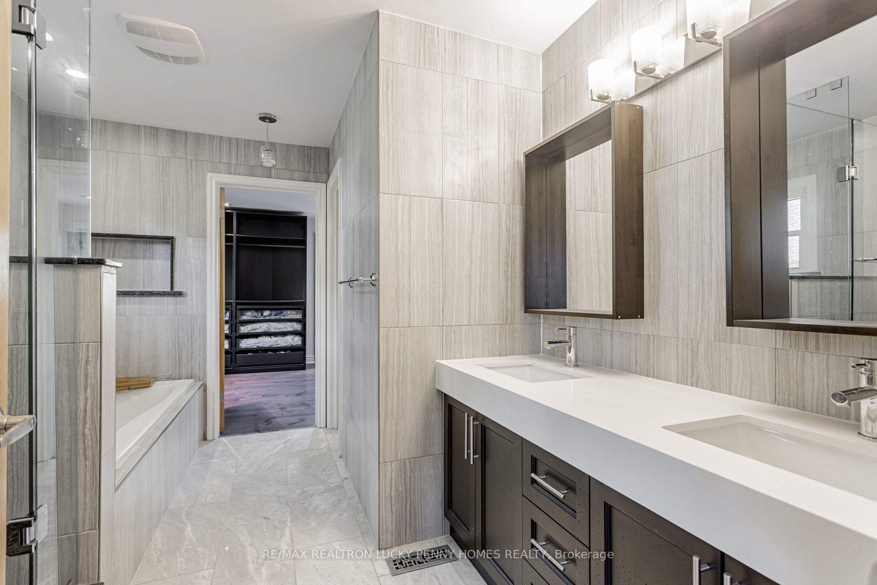 6 Village Squire Lane