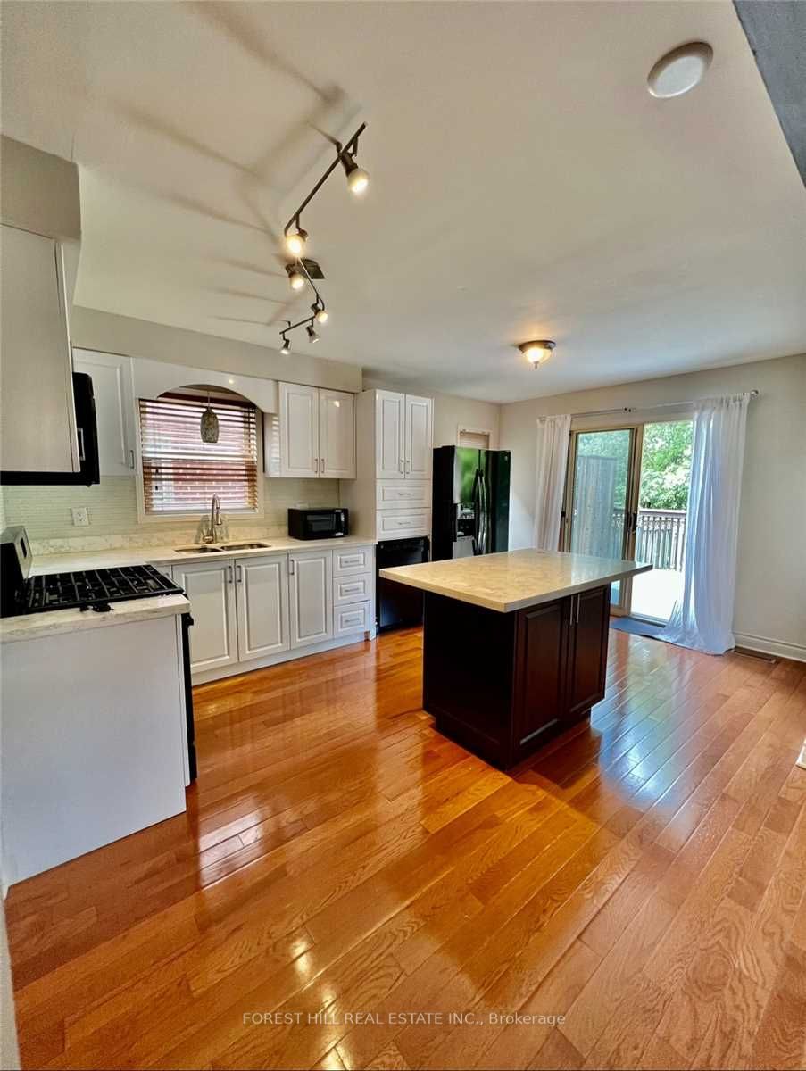 393 Pickering Cres