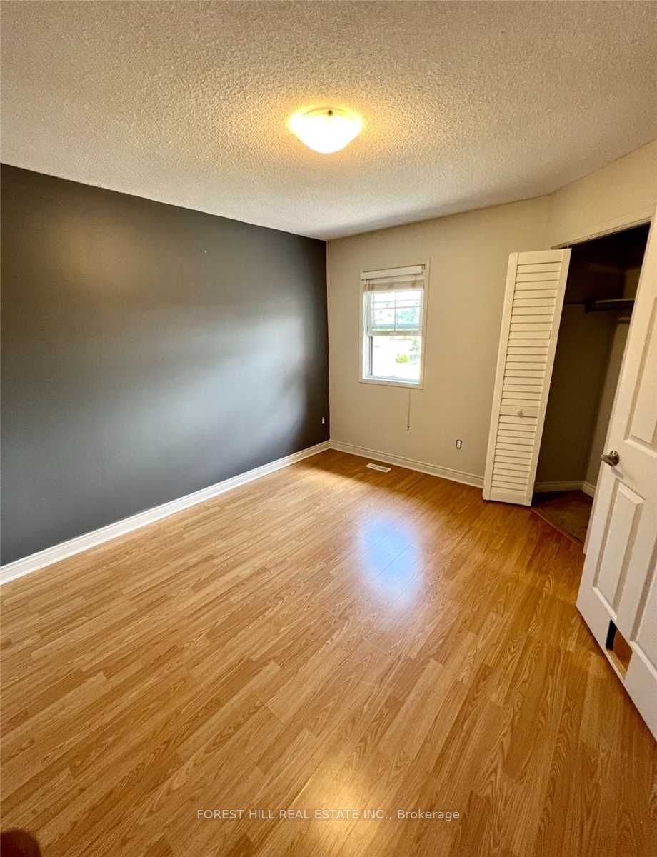 393 Pickering Cres