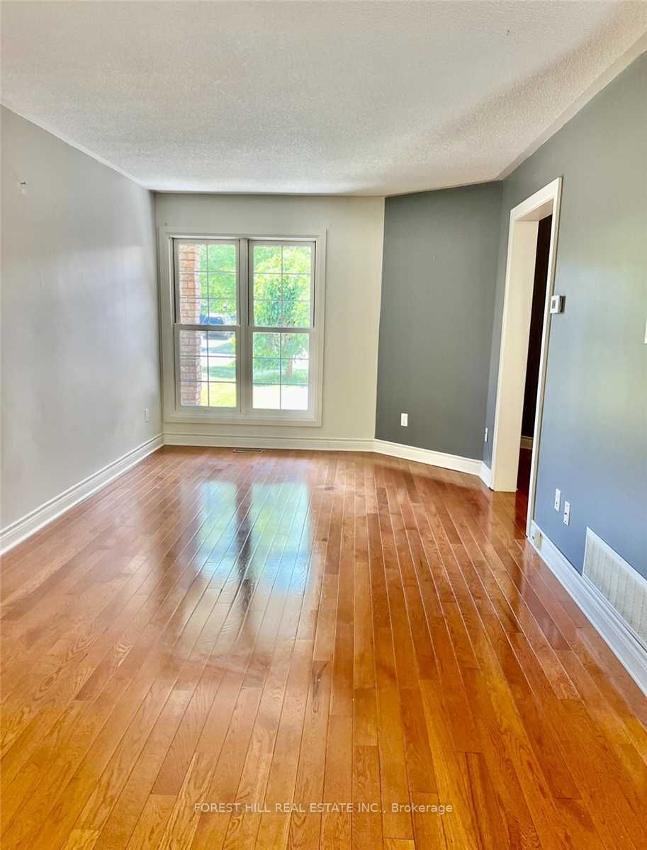 393 Pickering Cres