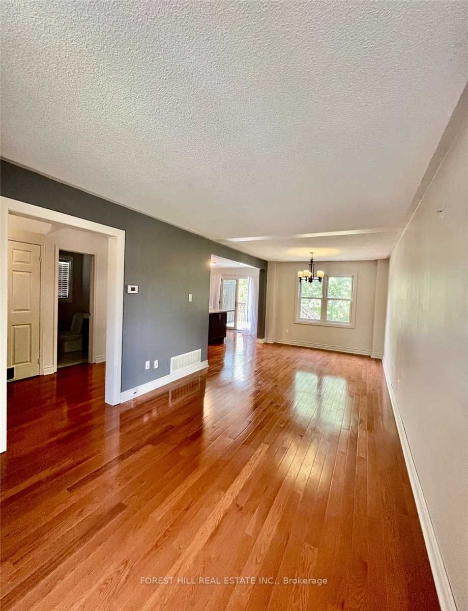 393 Pickering Cres
