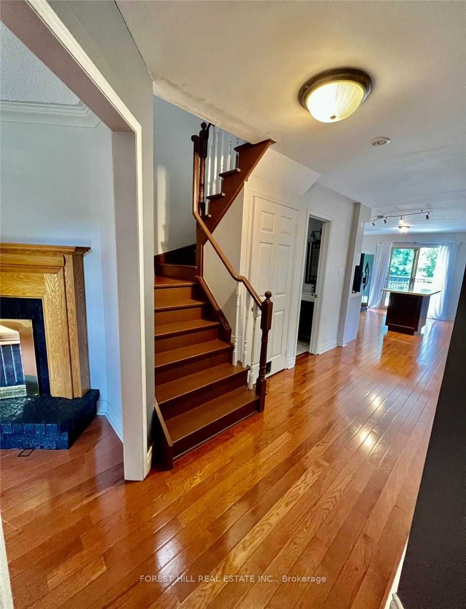 393 Pickering Cres