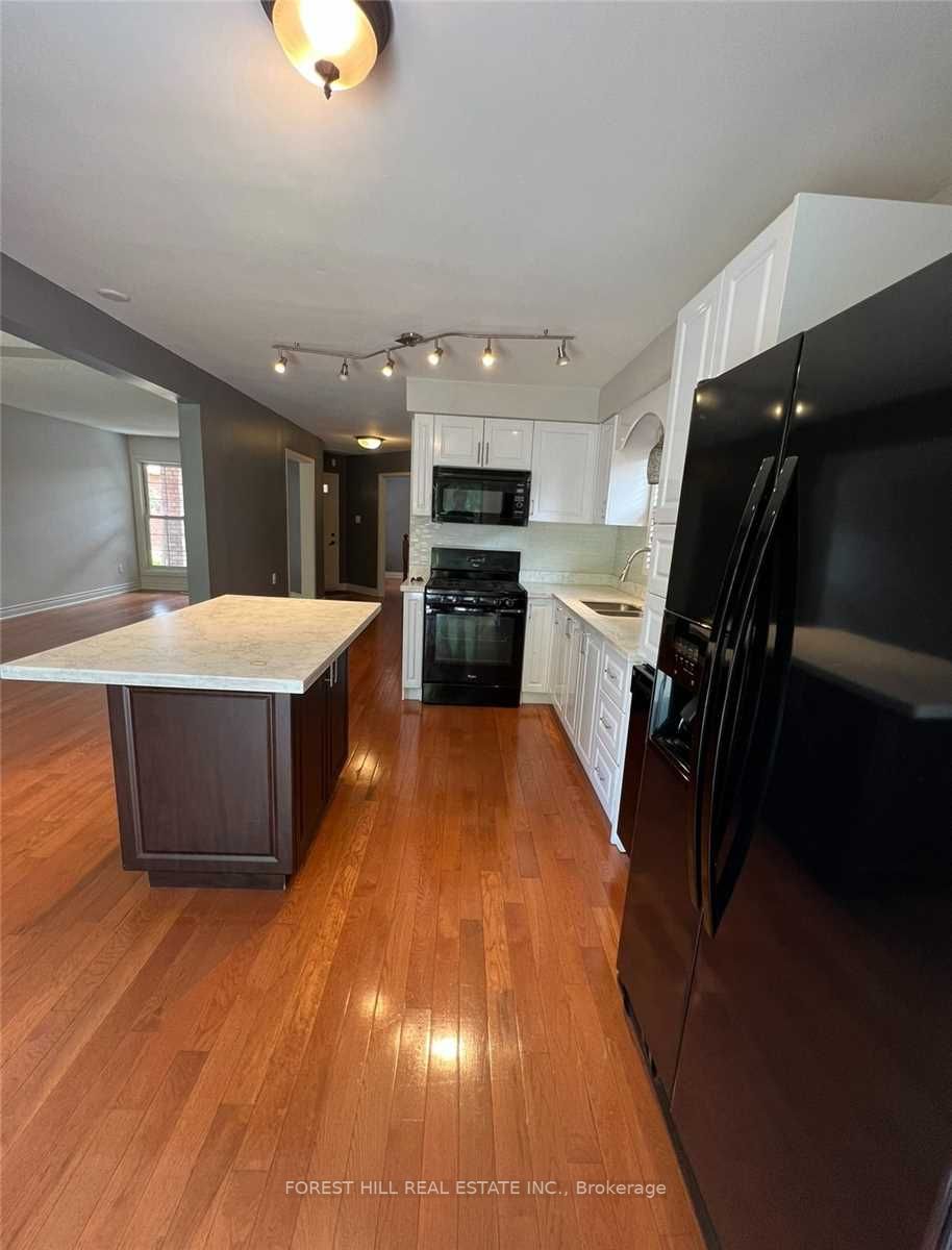 393 Pickering Cres