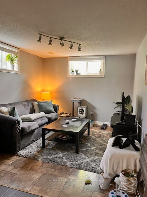 25 Breeze Dr, #Lower
