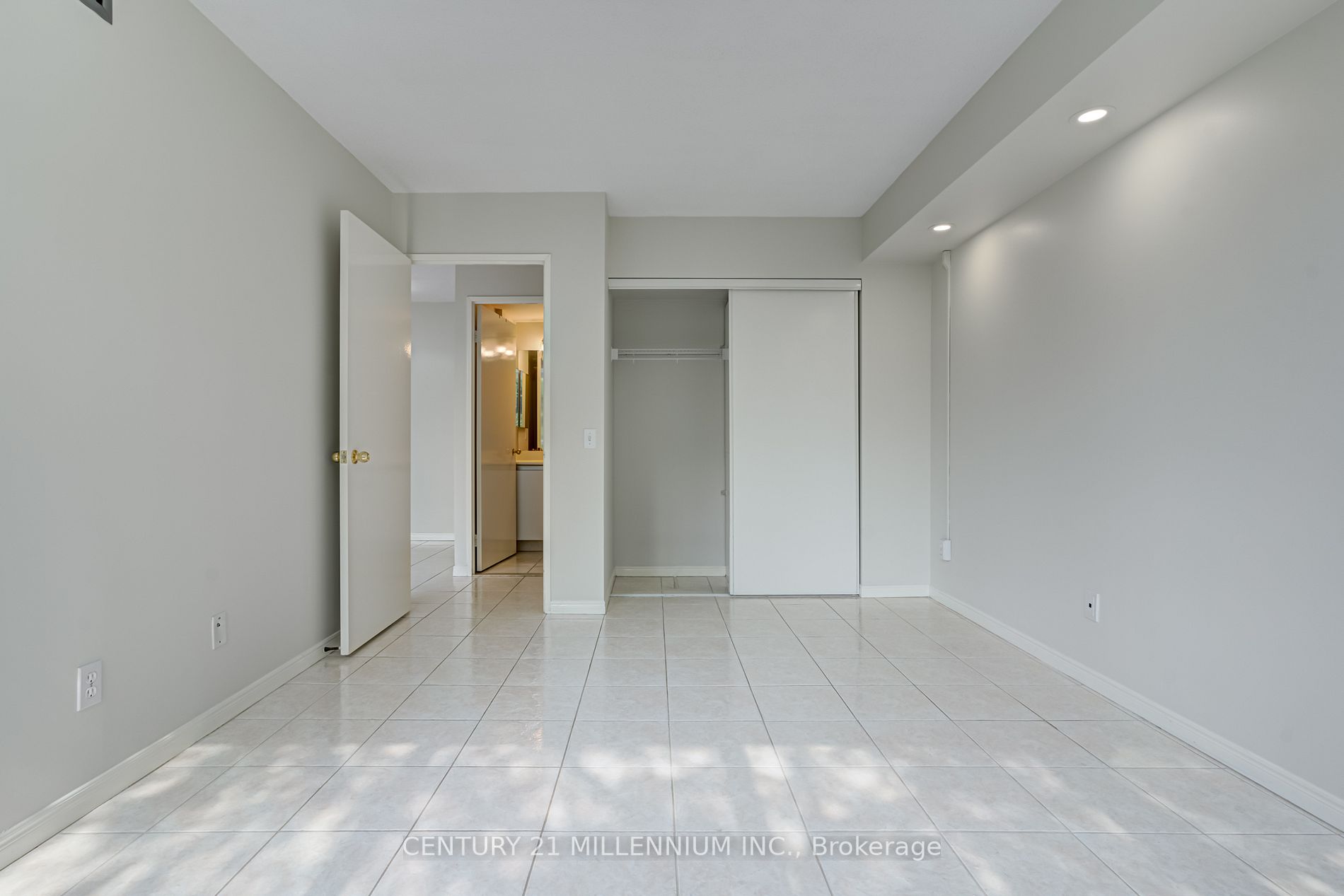 81 Townsgate Dr, #211