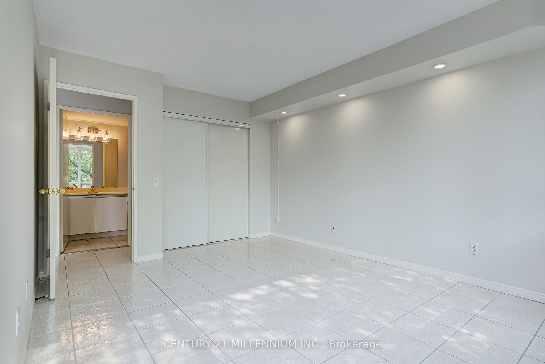 81 Townsgate Dr, #211