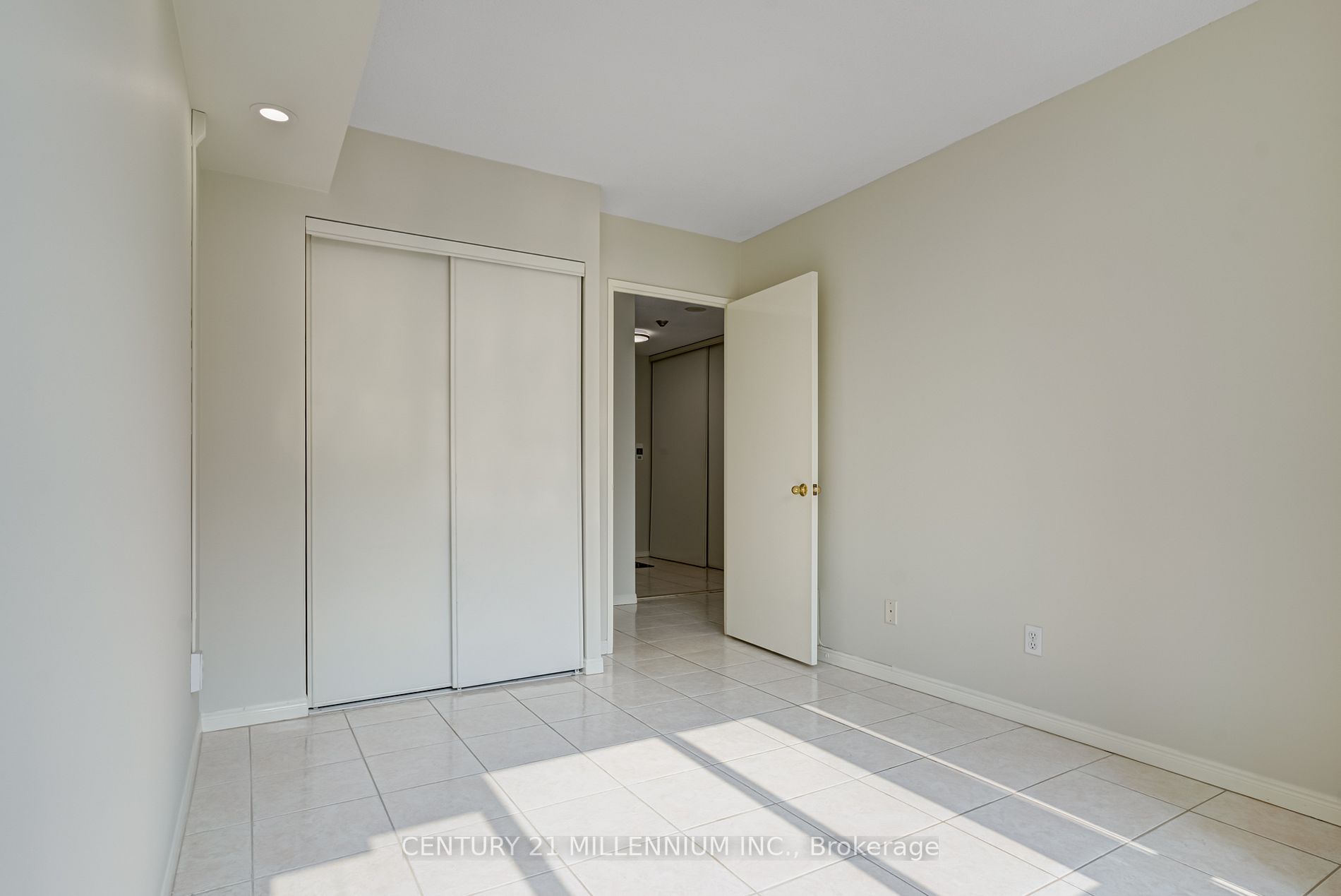 81 Townsgate Dr, #211