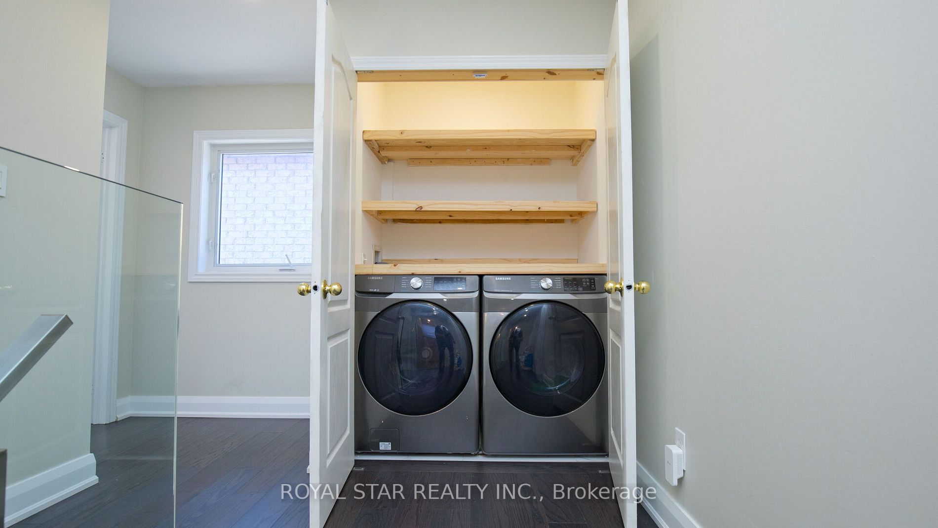 123 Royview Cres