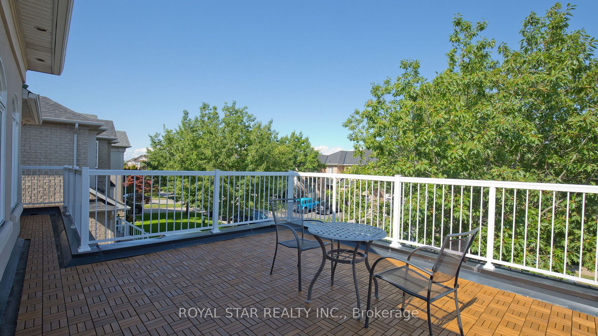 123 Royview Cres