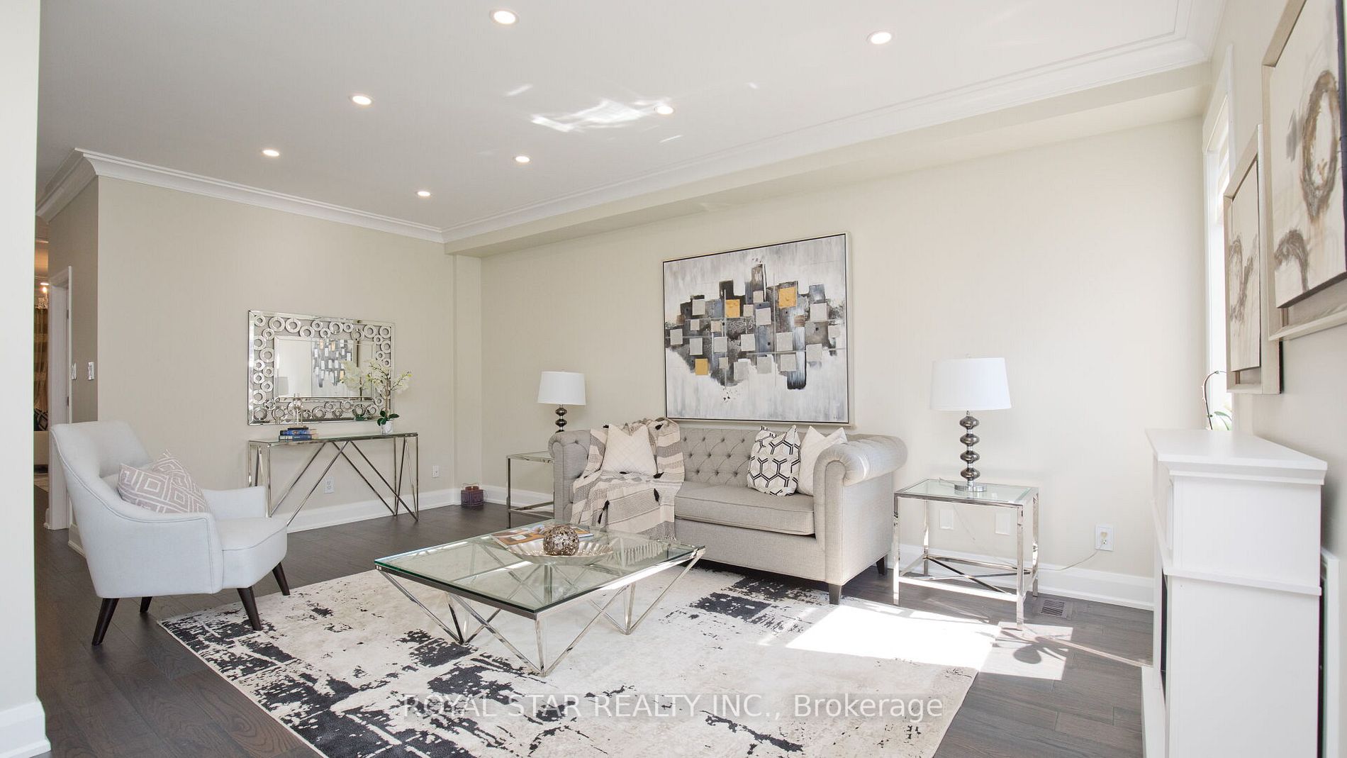 123 Royview Cres