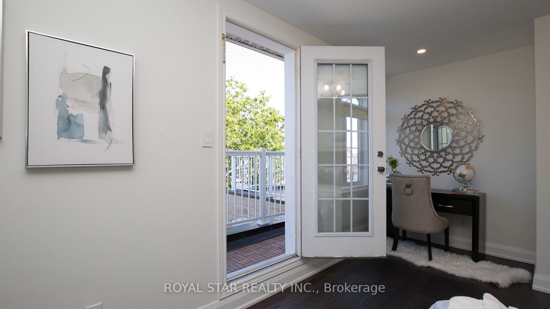 123 Royview Cres