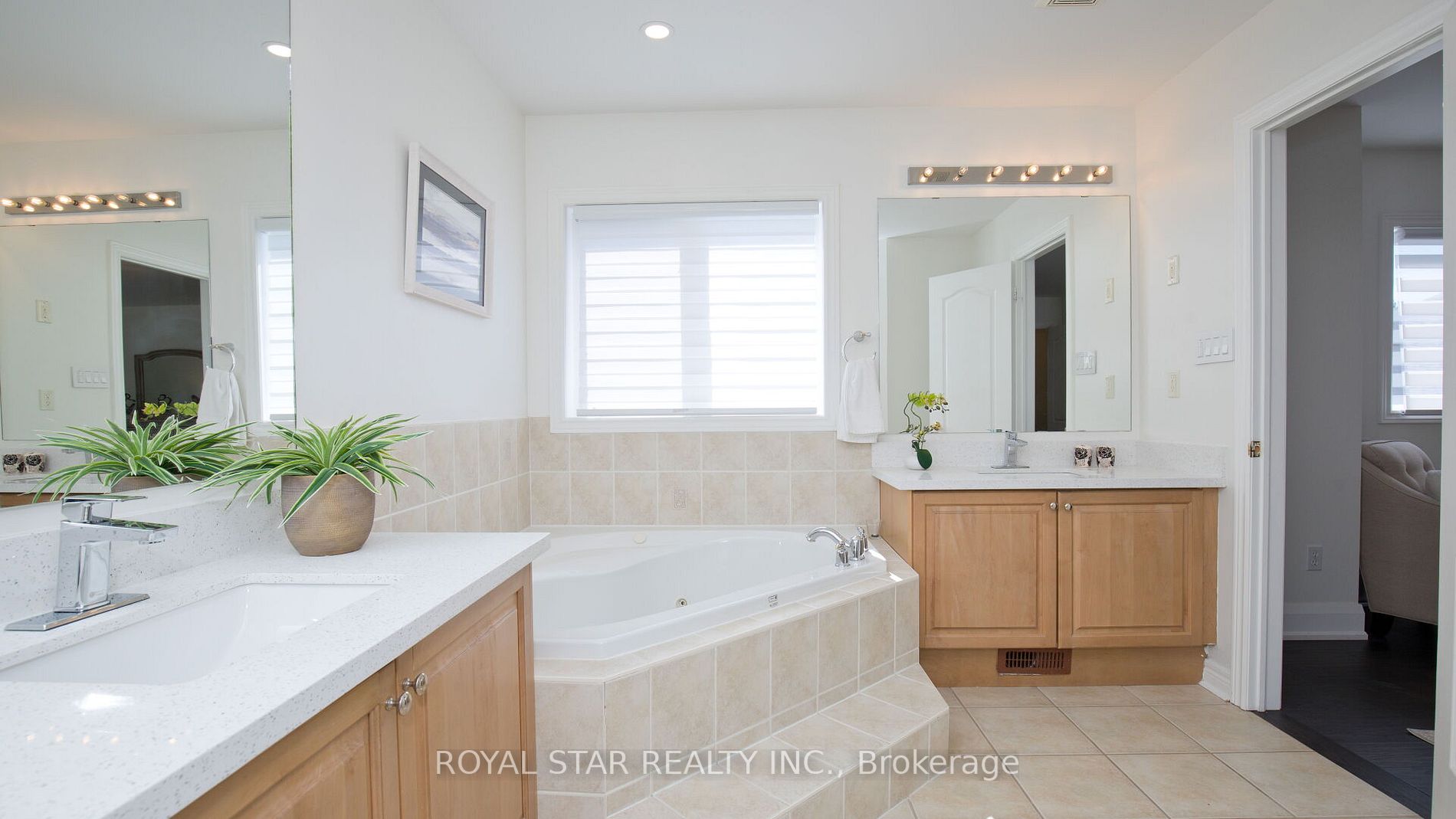 123 Royview Cres