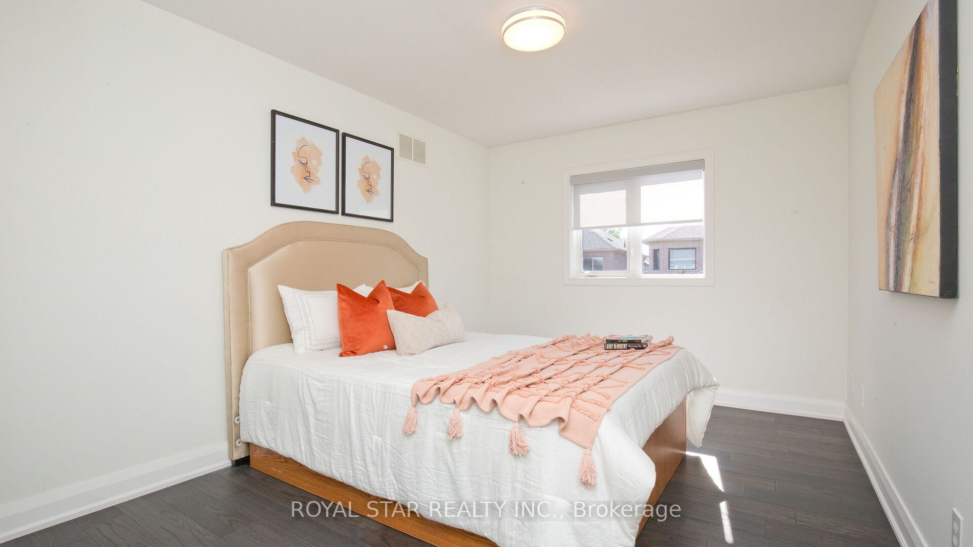 123 Royview Cres