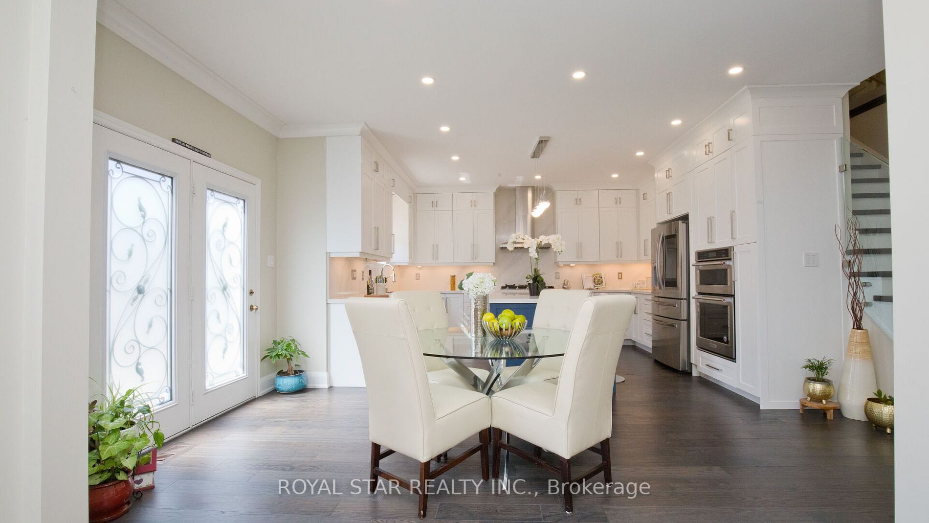 123 Royview Cres