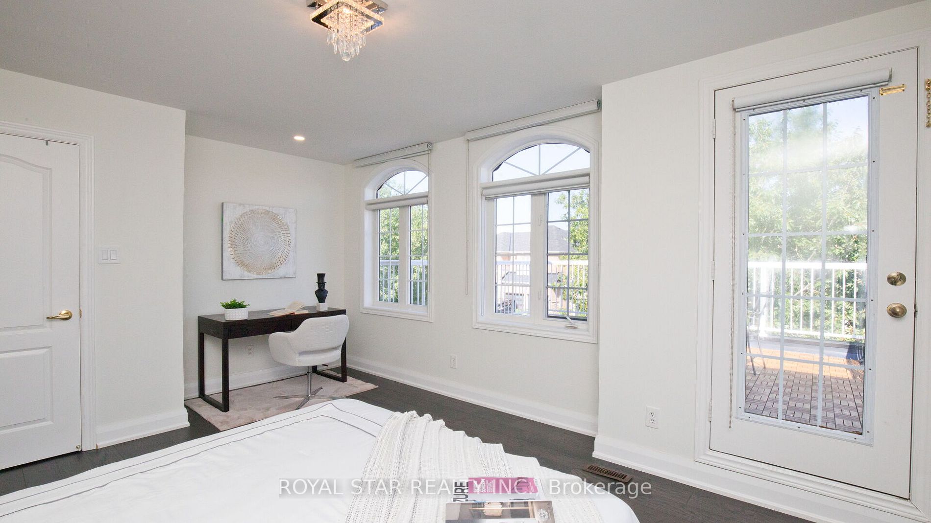 123 Royview Cres