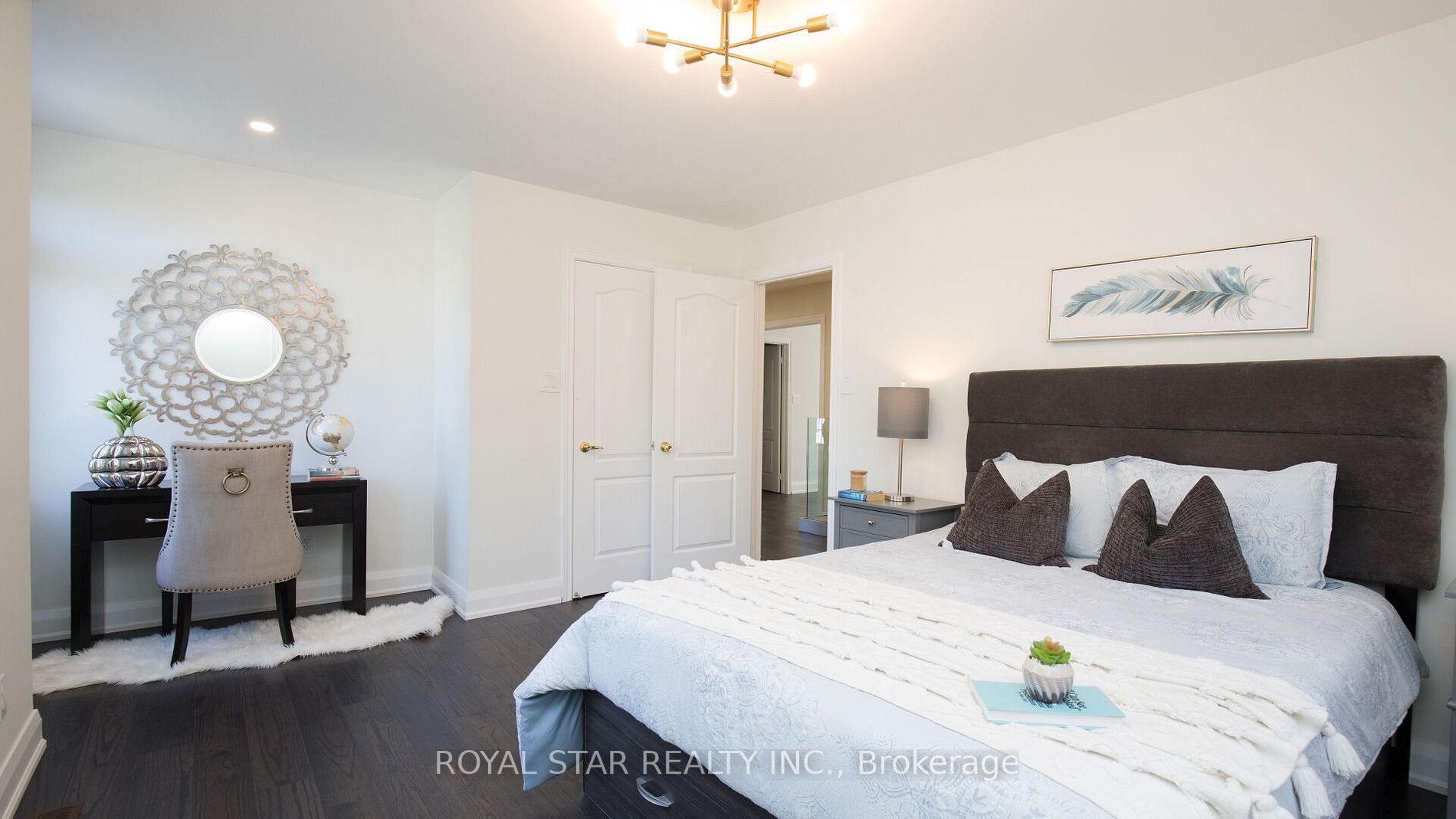 123 Royview Cres