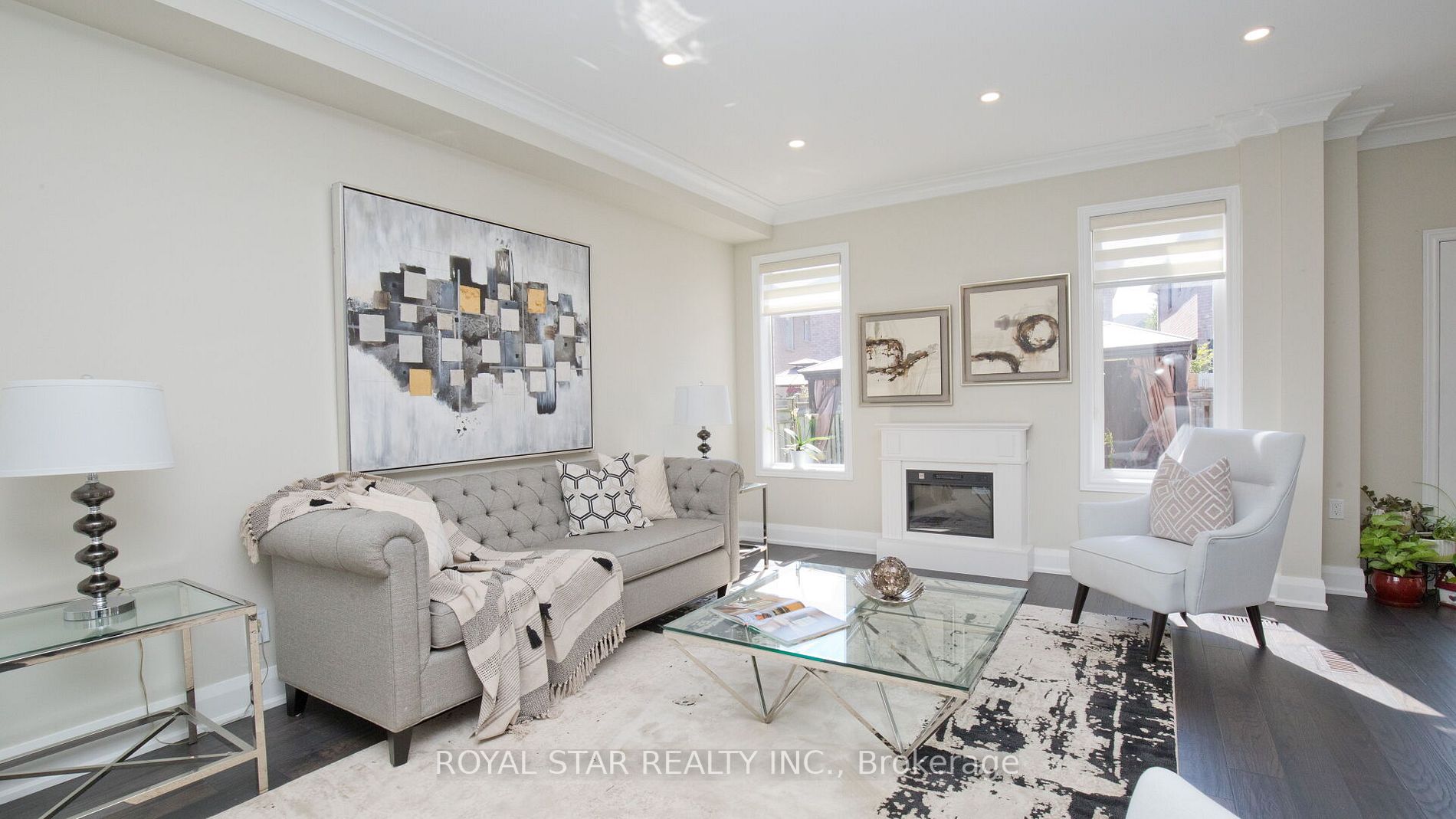 123 Royview Cres