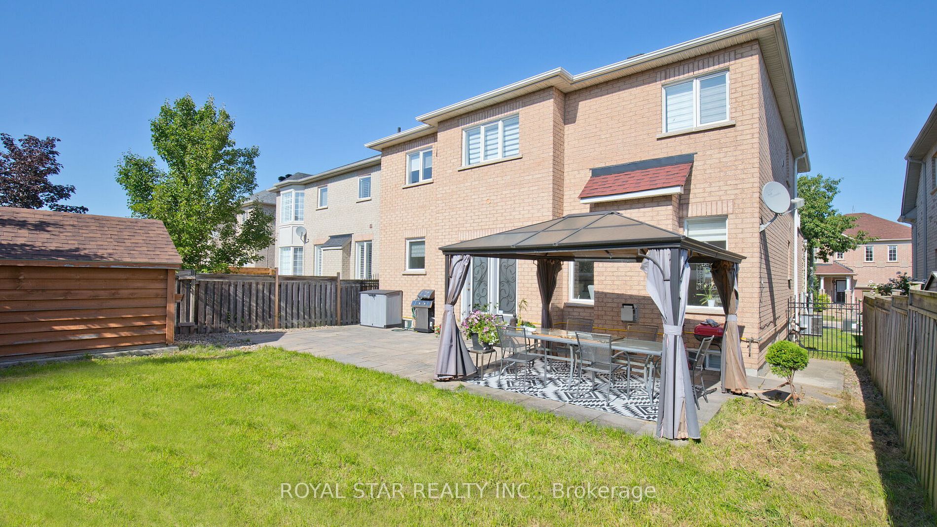 123 Royview Cres