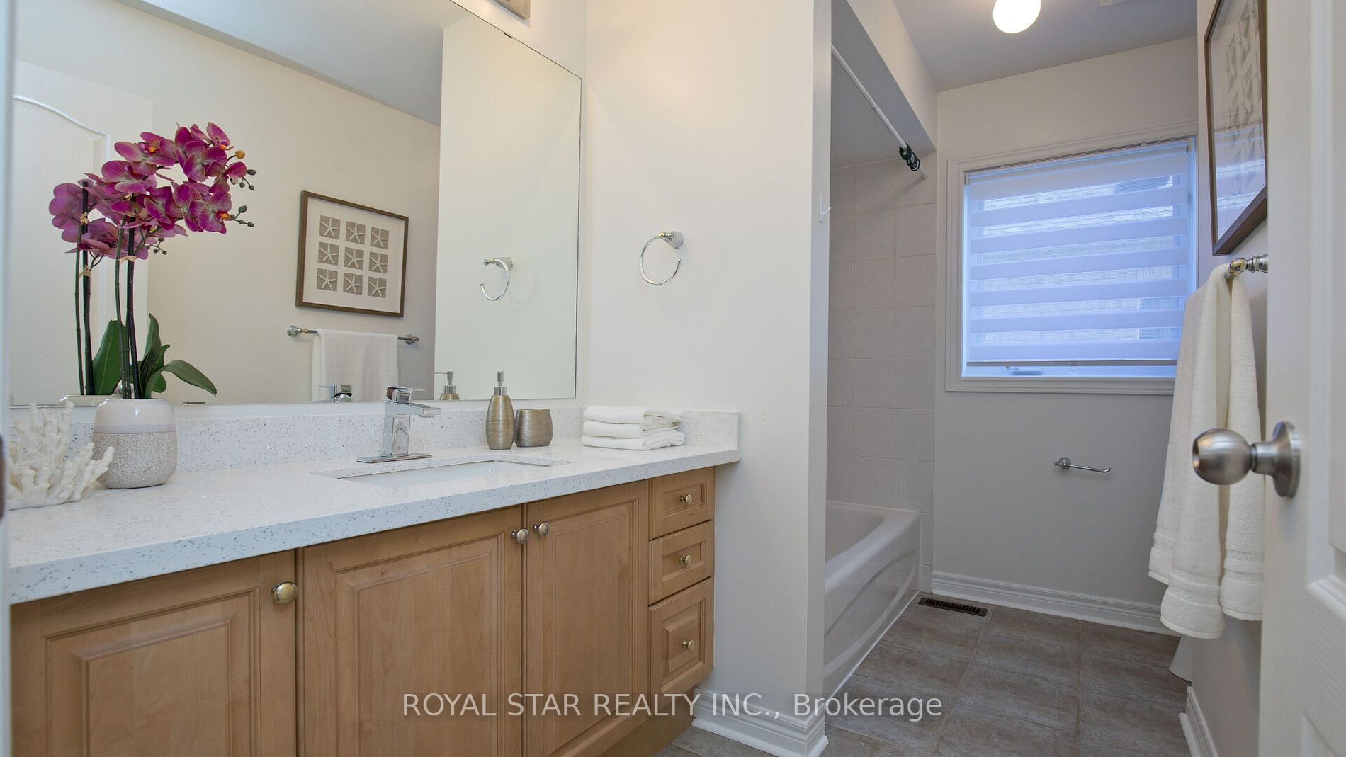 123 Royview Cres