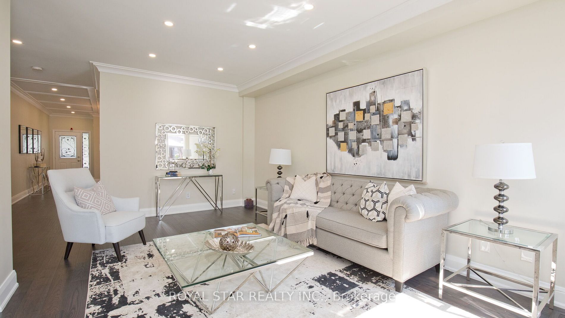 123 Royview Cres