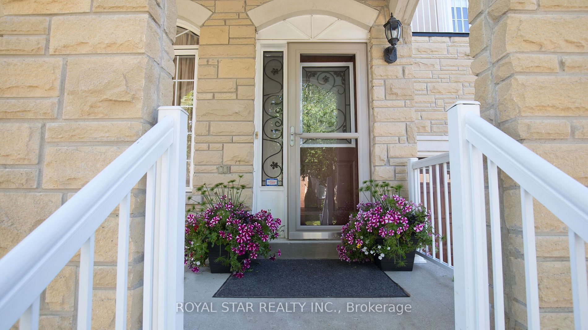123 Royview Cres