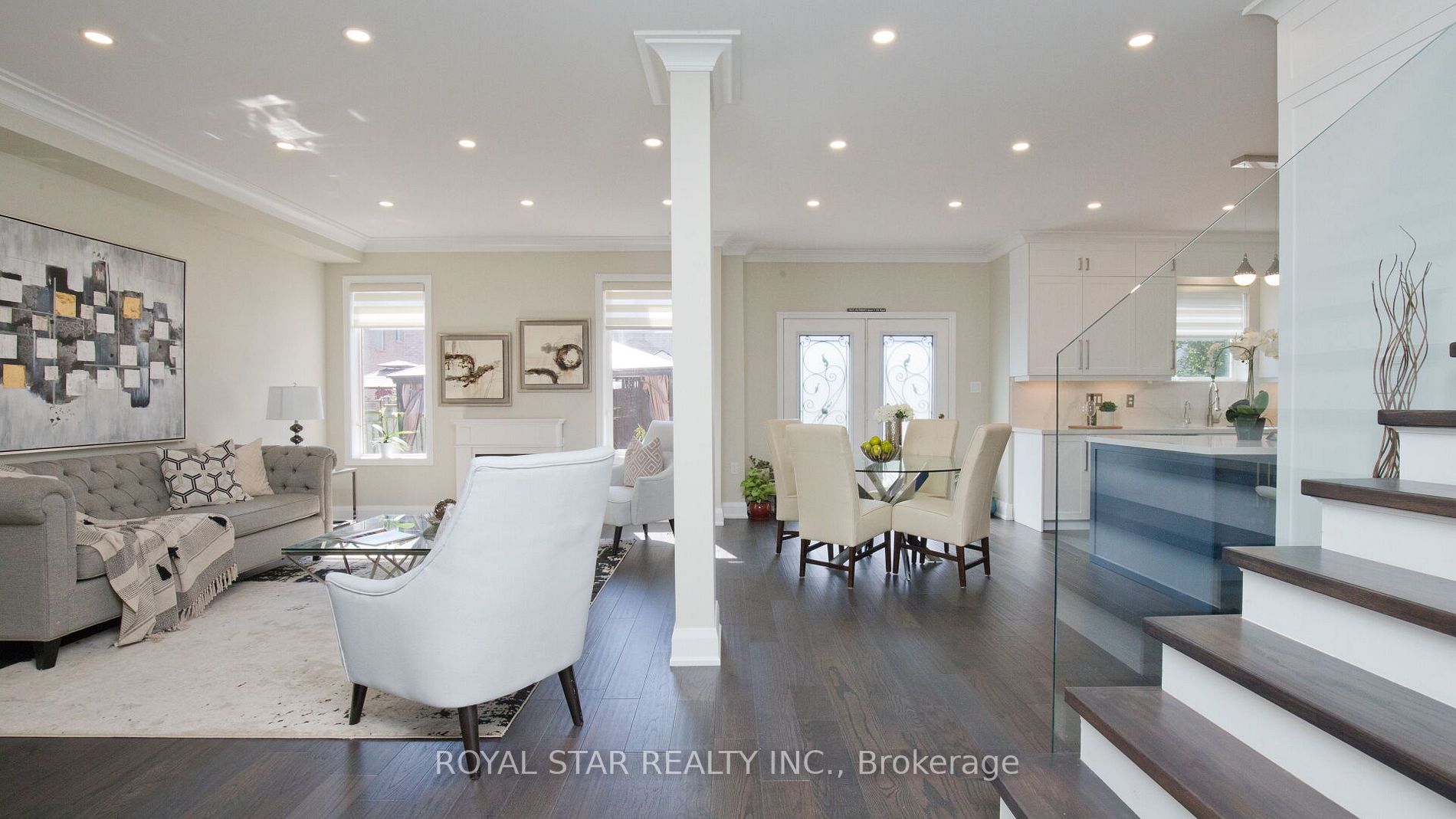 123 Royview Cres