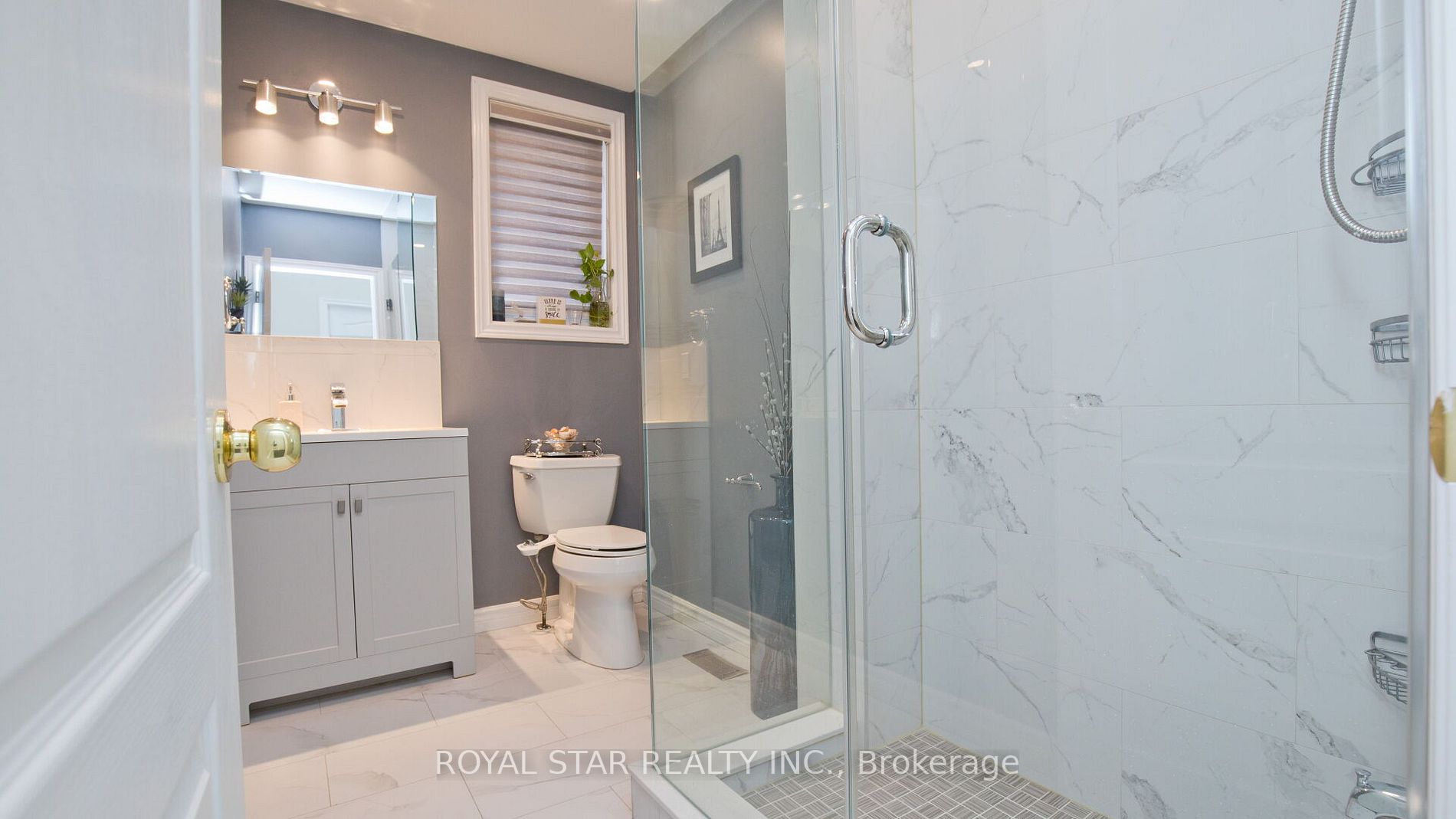 123 Royview Cres