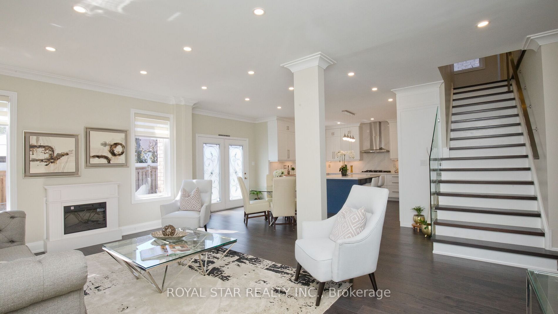 123 Royview Cres