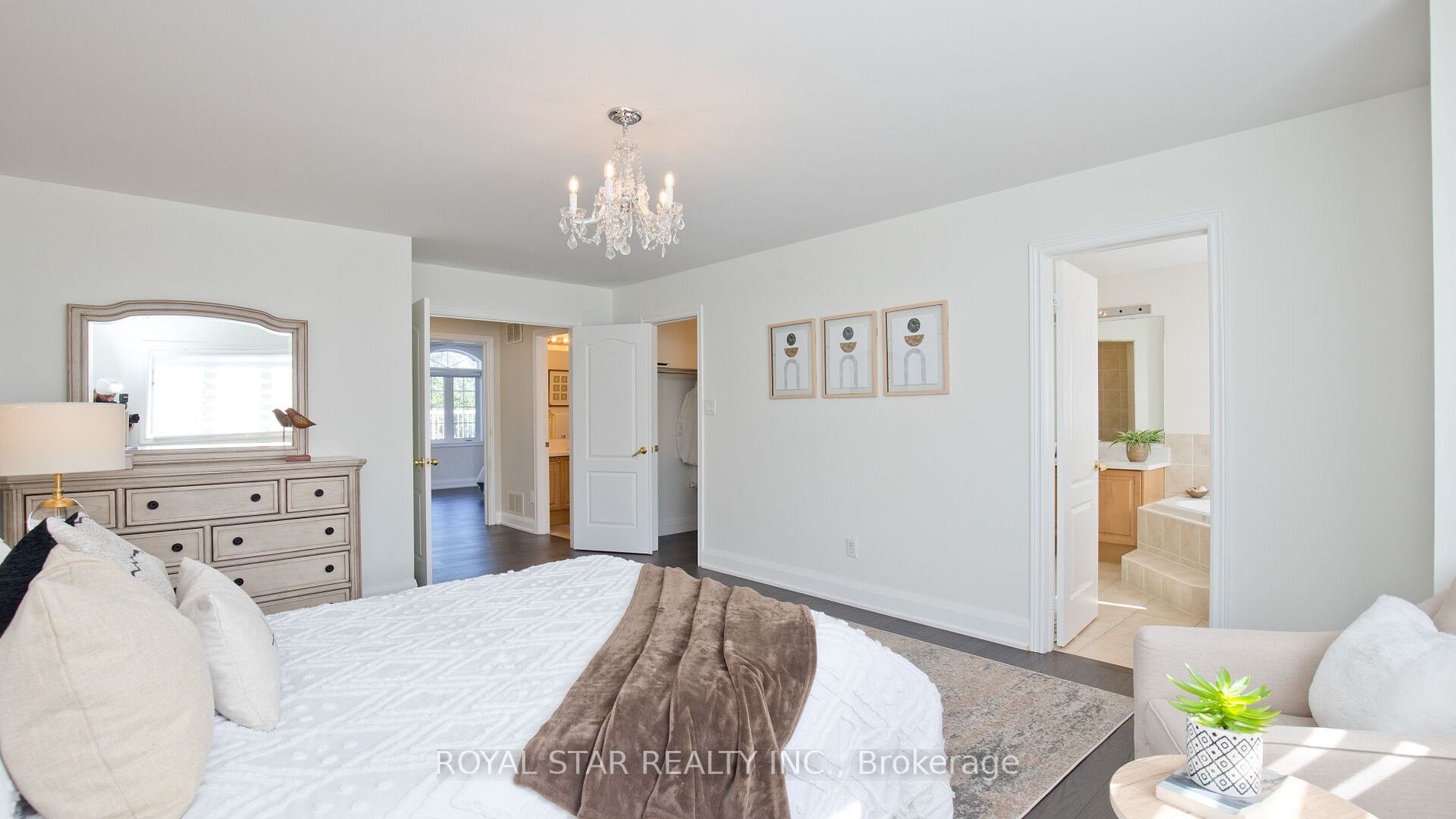 123 Royview Cres