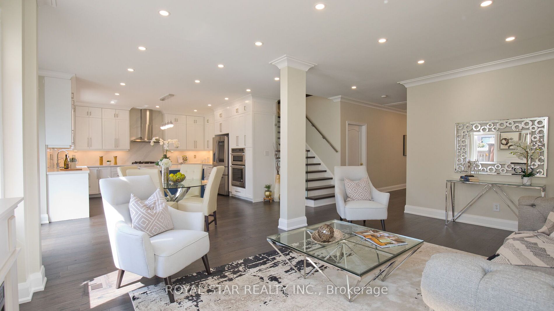 123 Royview Cres