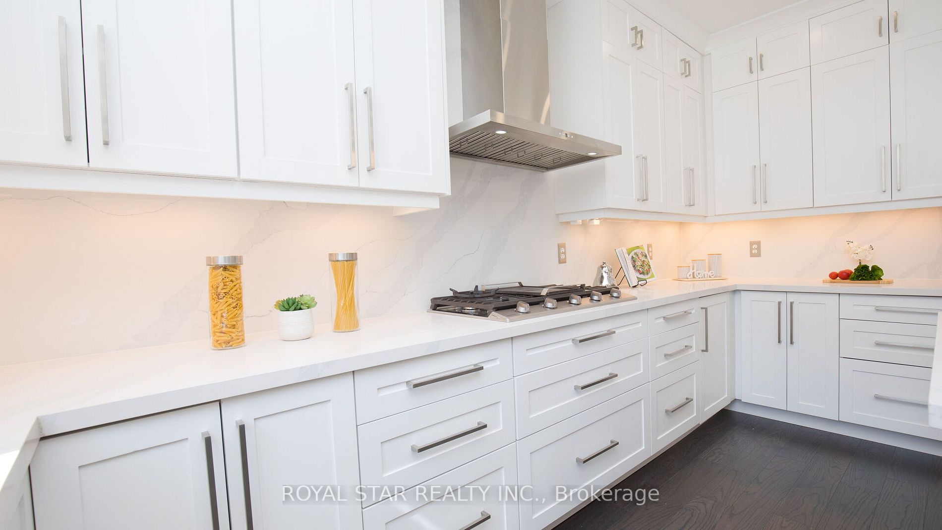 123 Royview Cres