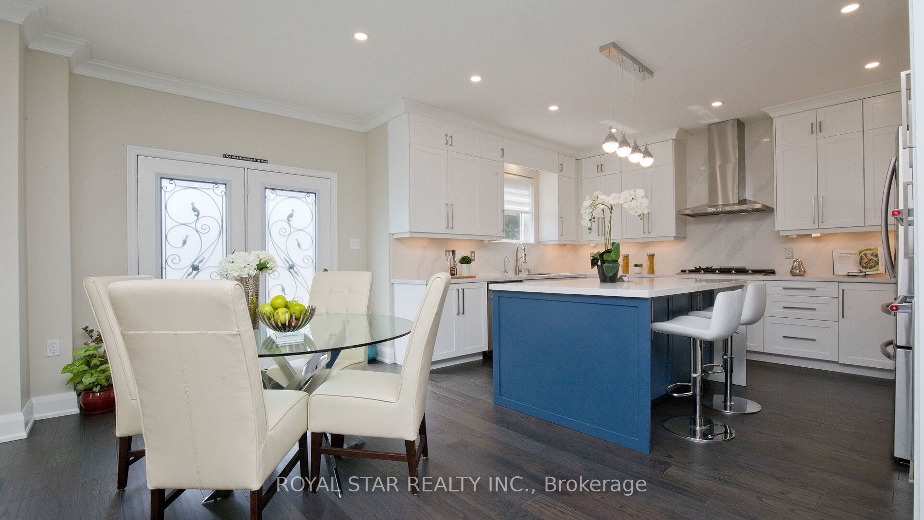 123 Royview Cres