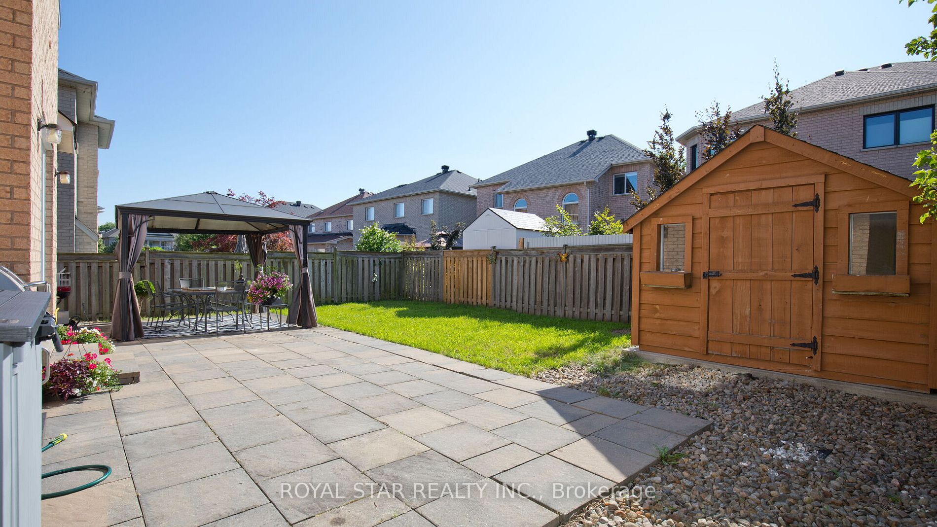 123 Royview Cres