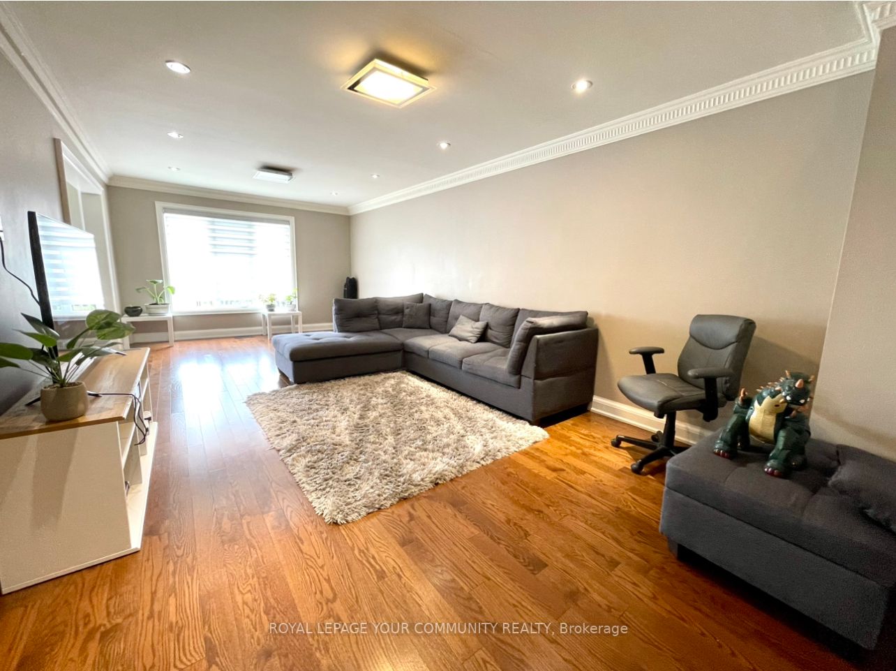 74 Royalpark Way