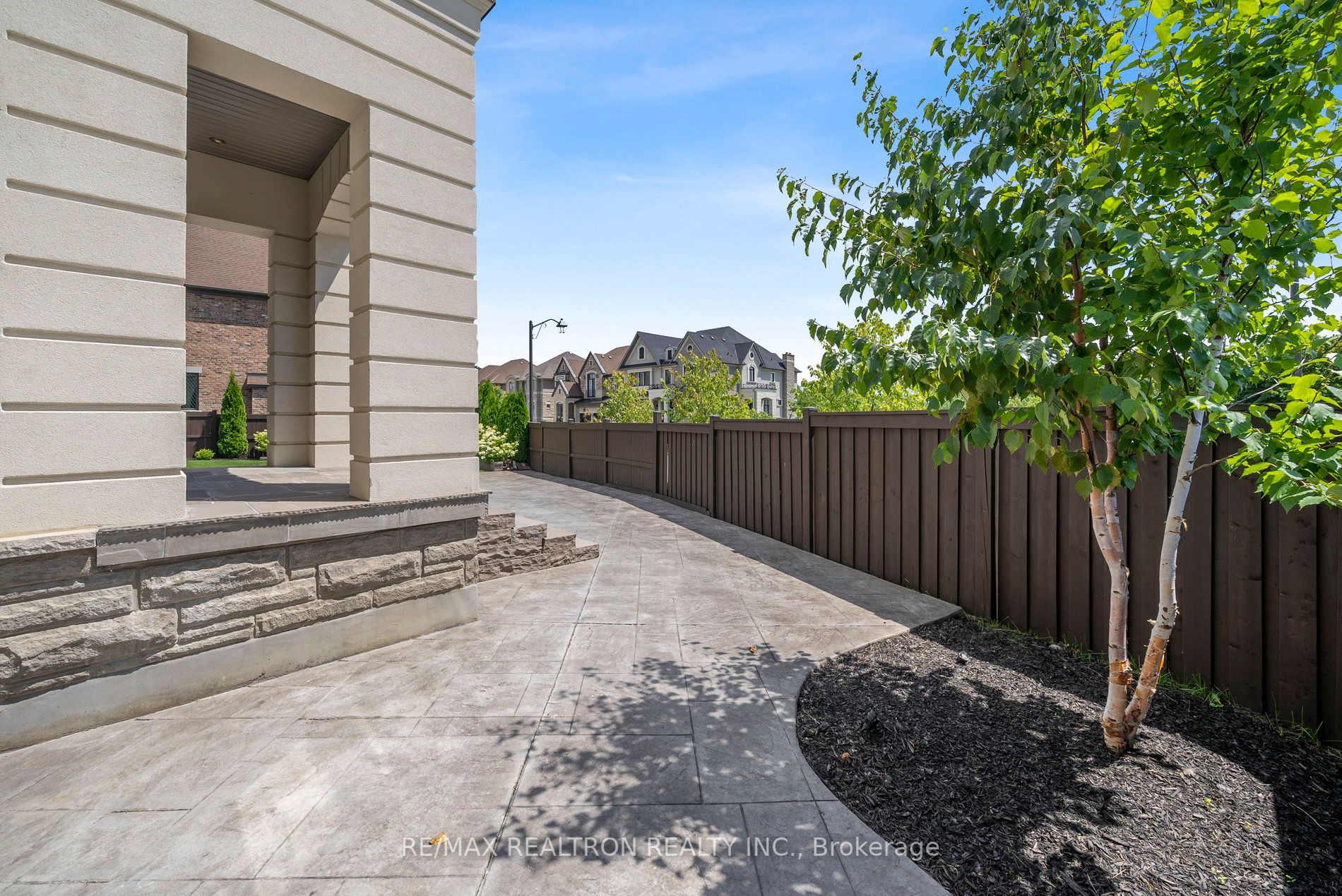 23 Cairns Gate