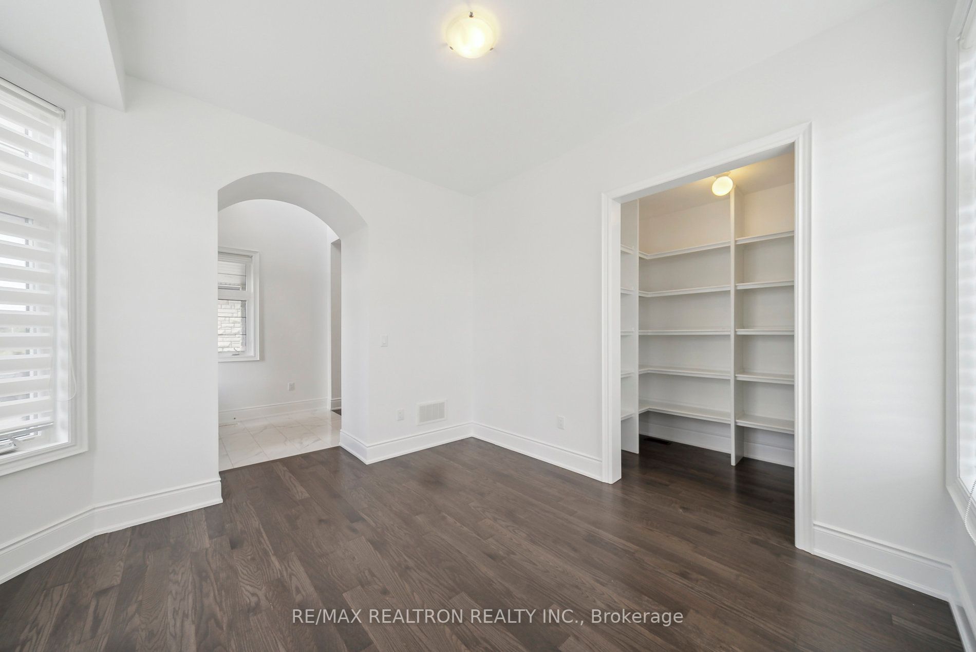 23 Cairns Gate