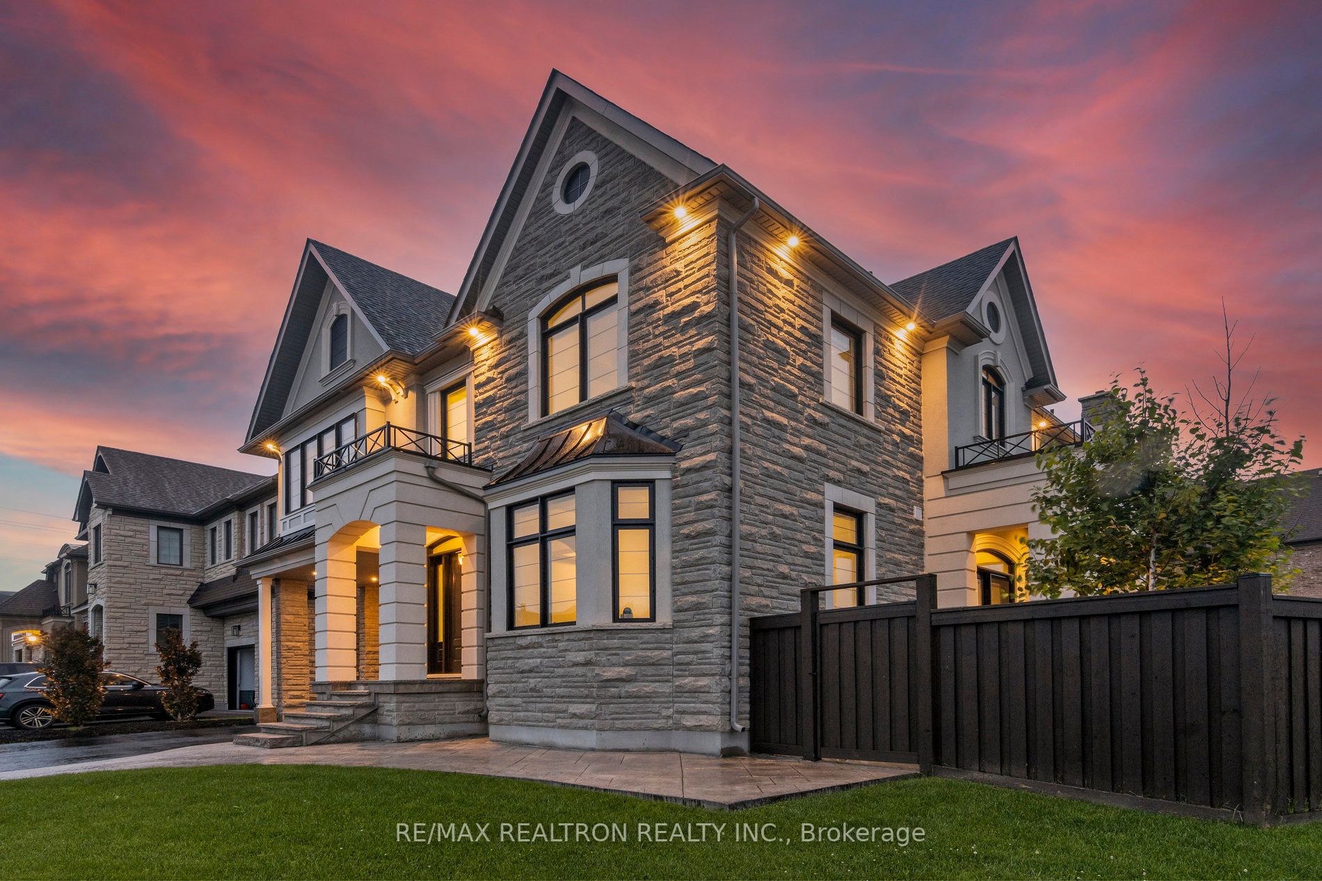 23 Cairns Gate