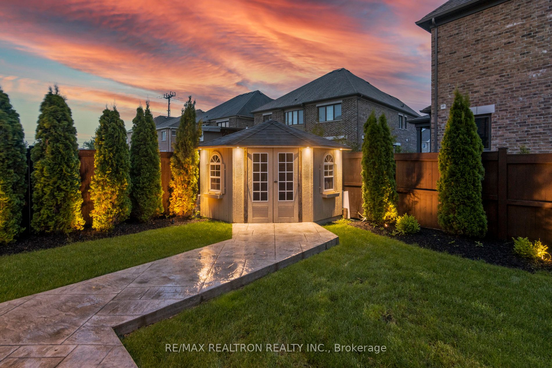 23 Cairns Gate