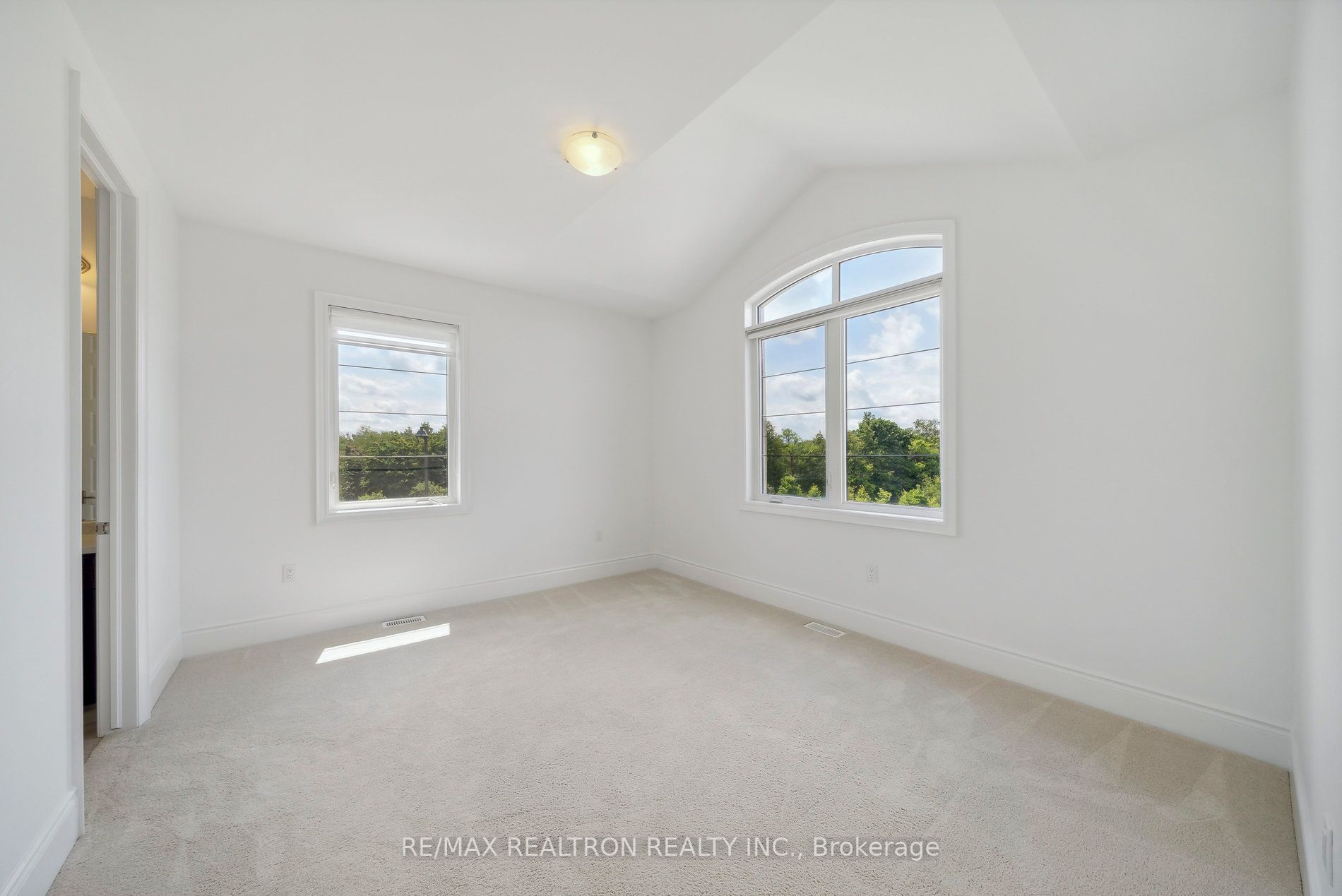 23 Cairns Gate