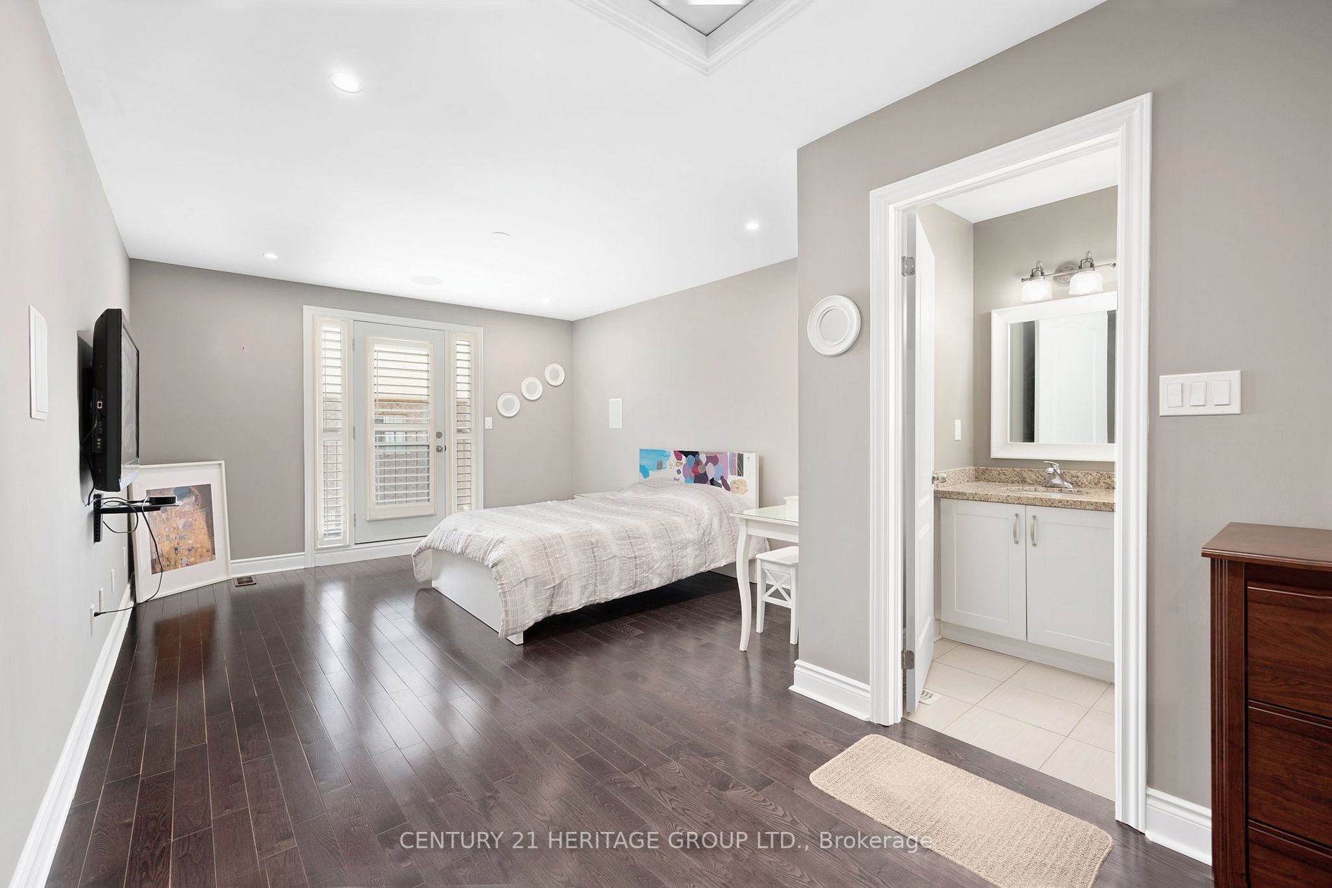 923 Goring Circ