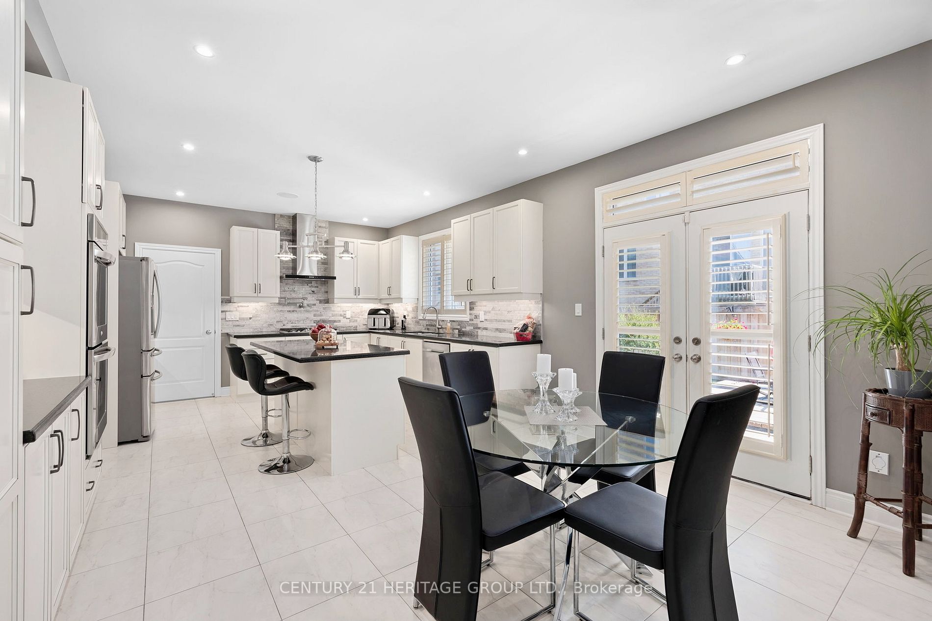 923 Goring Circ