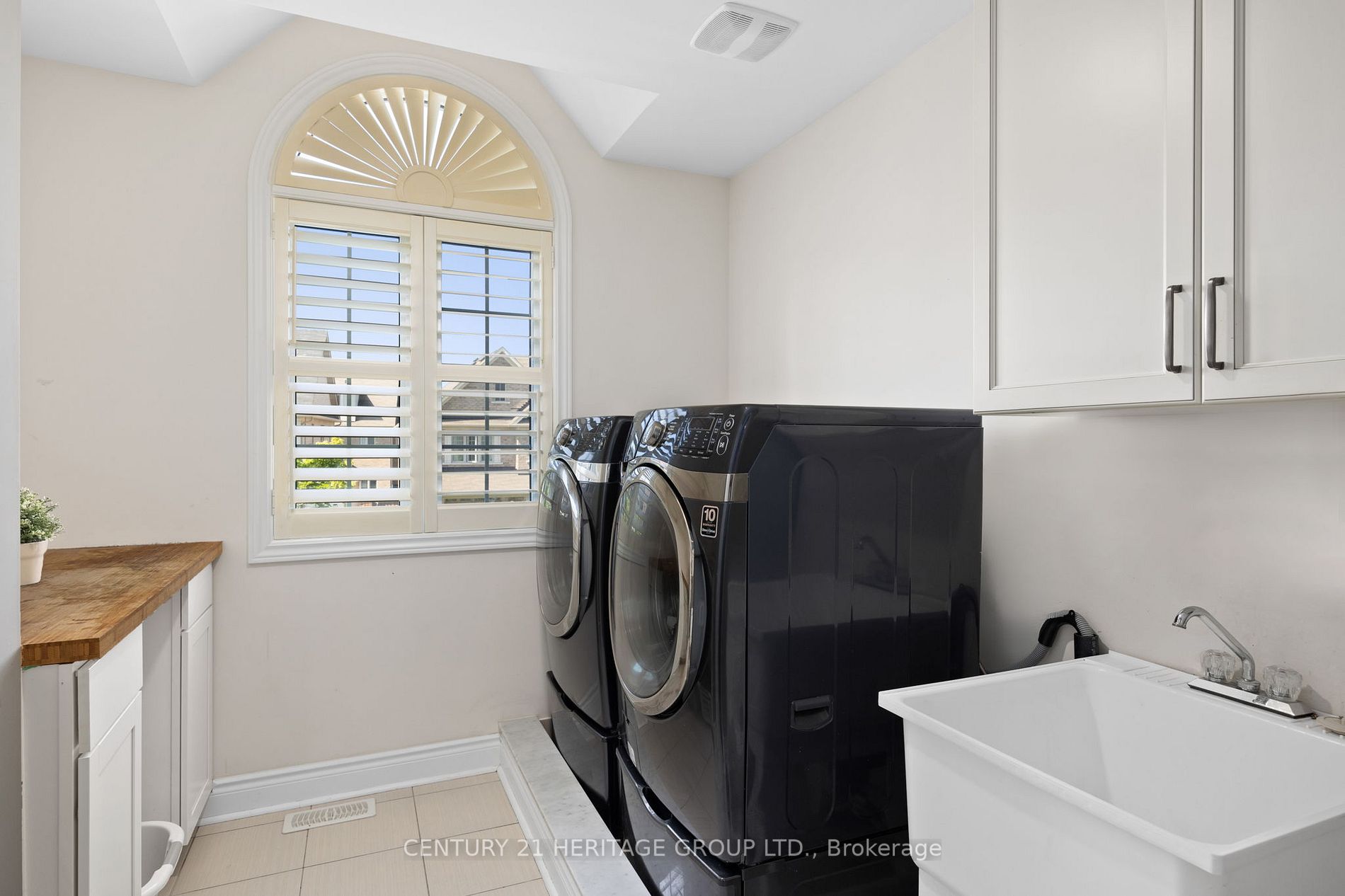 923 Goring Circ