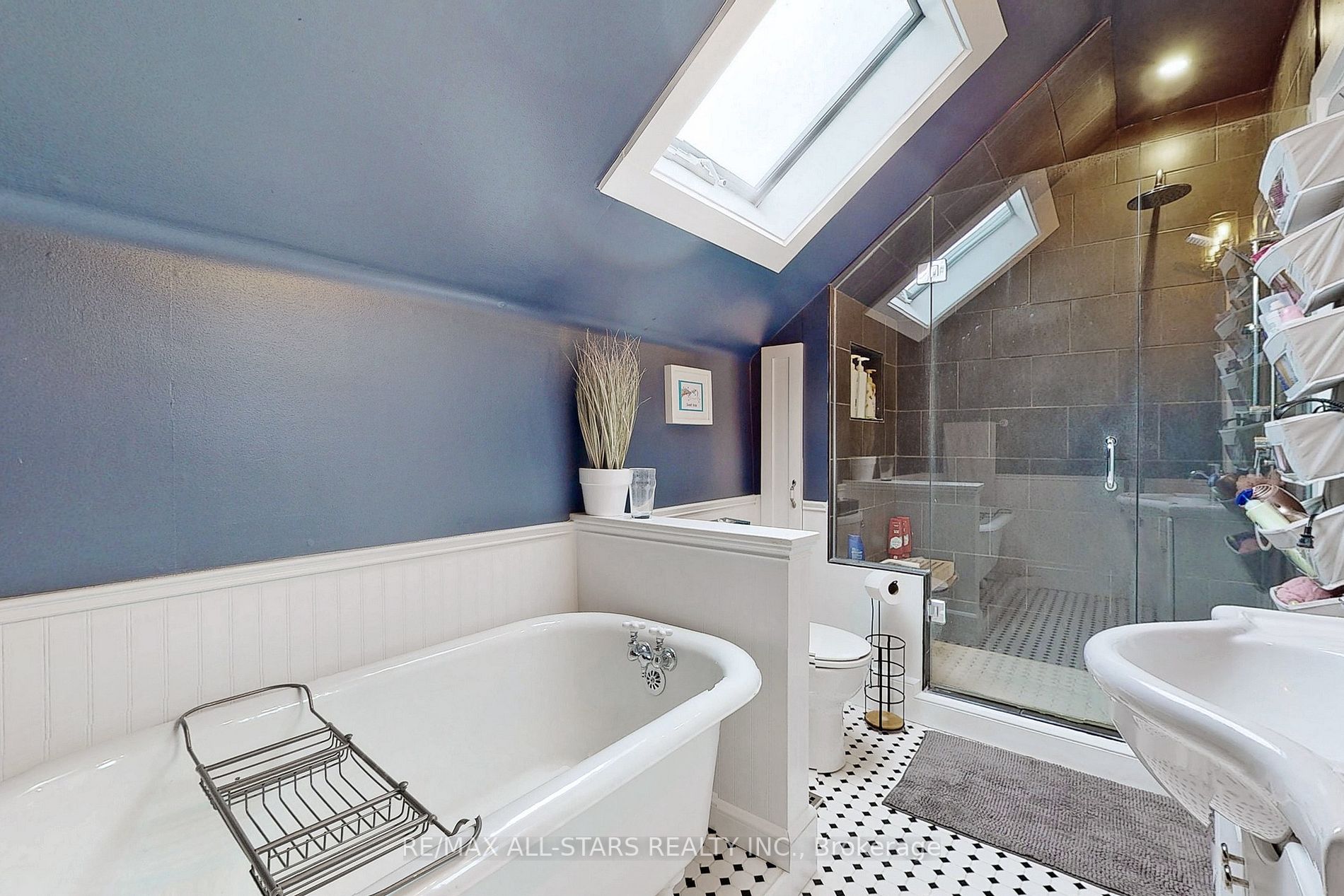 203 Brock St W